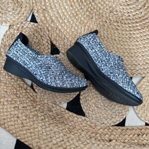 bernie mev. Blue and Gray Flats with Textured Design